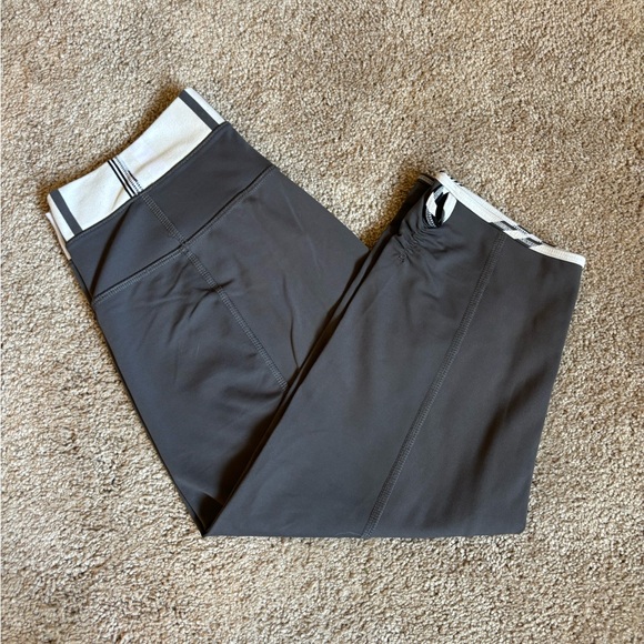 Lululemon, 1/2 leggins (to the knees), Size 8. - Picture 1 of 3